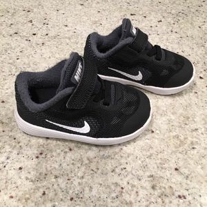 Black and White Nike Tennis Shoes in EUC